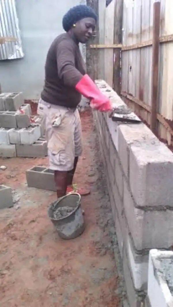 No Food For The Lazy!! Woman Spots Building A Fence